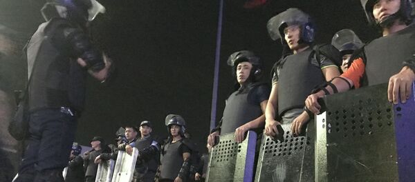 Сотрудники милиции на площади Ала-Тоо охраняют территорию в Бишкеке Сотрудники милиции на площади Ала-Тоо охраняют территорию в Бишкеке - Sputnik Кыргызстан