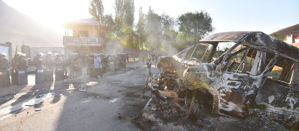 Штурм дома Алмазбека Атамбаева в селе Кой-Таш - Sputnik Кыргызстан