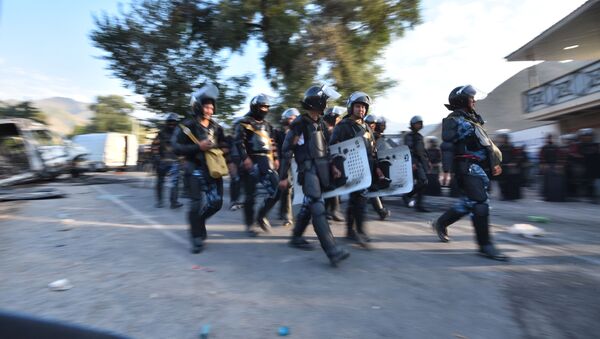 Сотрудники правоохранительных органов в селе Кой-Таш во время спецопрации по задержанию бывшего президента КР Алмазбека Атамбаева - Sputnik Кыргызстан