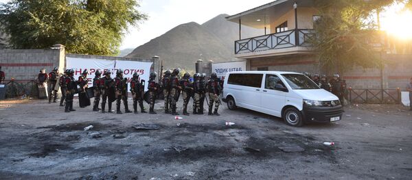 Штурм дома Алмазбека Атамбаева в селе Кой-Таш. Архивное фото - Sputnik Кыргызстан