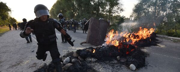Сотрудники правоохранительных органов в селе Кой-Таш во время спецопрации по задержанию бывшего президента КР Алмазбека Атамбаева - Sputnik Кыргызстан