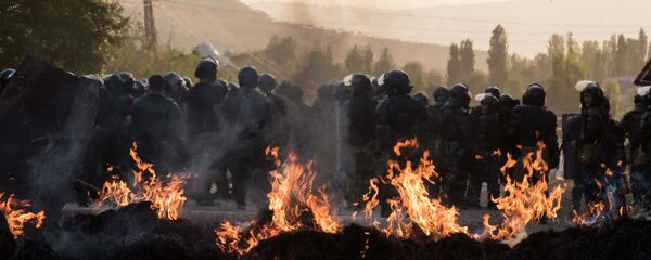 Штурм дома Алмазбека Атамбаева в селе Кой-Таш - Sputnik Кыргызстан