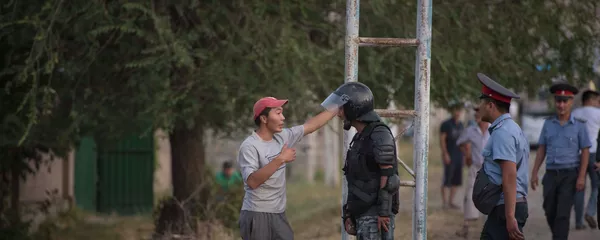 Сотрудники правоохранительных органов в селе Кой-Таш во время спецоперации по задержанию бывшего президента КР Алмазбека Атамбаева Сотрудники правоохранительных органов в селе Кой-Таш во время спецоперации по задержанию бывшего президента КР Алмазбека Атамбаева - Sputnik Кыргызстан