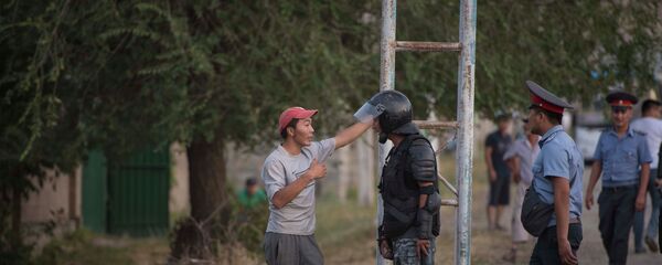 Сотрудники правоохранительных органов в селе Кой-Таш во время спецоперации по задержанию бывшего президента КР Алмазбека Атамбаева - Sputnik Кыргызстан