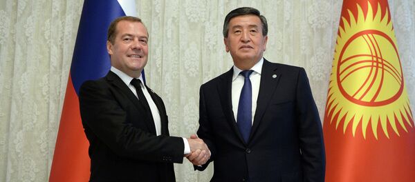 Президент Сооронбай Жээнбеков Чолпон-Ата шаарында Россия өкмөт башчысы Дмитрий Медведев менен жолукту - Sputnik Кыргызстан