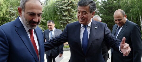 Президент КР Сооронбай Жээнбеков встретился с премьер-министром Армении Николом Пашиняном, прибывшим в  Чолпон-Ату для участия в заседании Евразийского межправительственного совета - Sputnik Кыргызстан