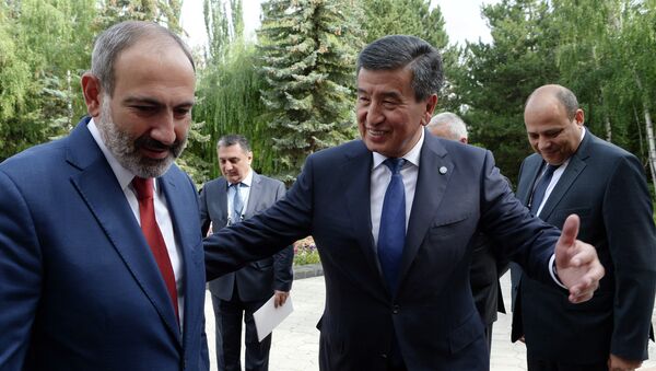 Президент КР Сооронбай Жээнбеков встретился с премьер-министром Армении Николом Пашиняном, прибывшим в  Чолпон-Ату для участия в заседании Евразийского межправительственного совета - Sputnik Кыргызстан