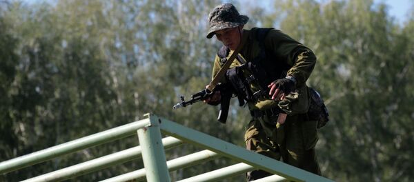 Военнослужащий команды Узбекистана во время учений. Архивное фото - Sputnik Кыргызстан