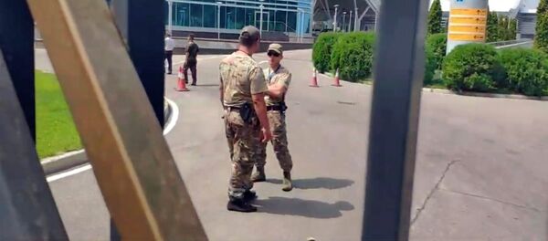 Омурбек Бабанов возвращается в Кыргызстан — видеотрансляция Омурбек Бабанов возвращается в Кыргызстан — видеотрансляция - Sputnik Кыргызстан