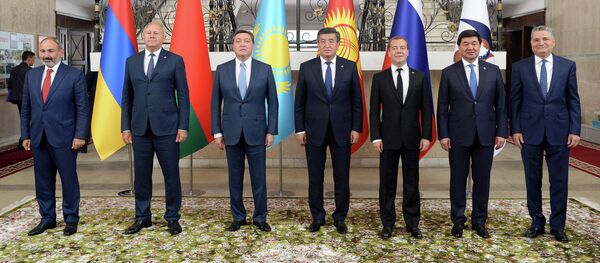 Встреча президента Сооронбая Жээнбекова с главами делегаций ЕМПС ЕАЭС в Чолпон-Ате Встреча президента Сооронбая Жээнбекова с главами делегаций ЕМПС ЕАЭС в Чолпон-Ате - Sputnik Кыргызстан