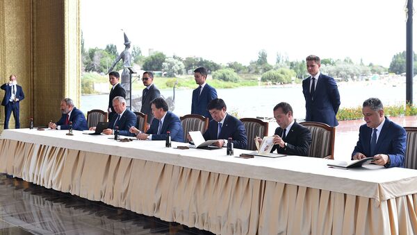 Премьер-министры стран ЕАЭС во время подписания документов в рамках заседания Евразийского межправительственного совета в Чолпон-Ате - Sputnik Кыргызстан