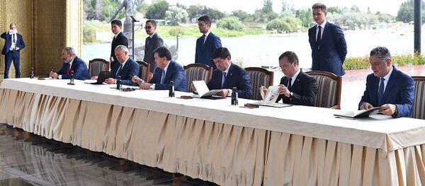 Премьер-министры стран ЕАЭС во время подписания документов в рамках заседания Евразийского межправительственного совета в Чолпон-Ате - Sputnik Кыргызстан