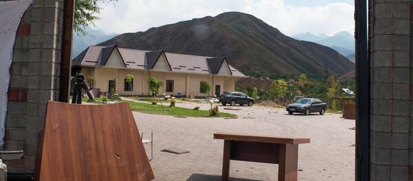 Последствия штурма дома Алмазбека Атамбаева в селе Кой-Таш - Sputnik Кыргызстан