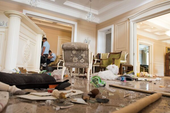 Последствия штурма дома Алмазбека Атамбаева в селе Кой-Таш - Sputnik Кыргызстан