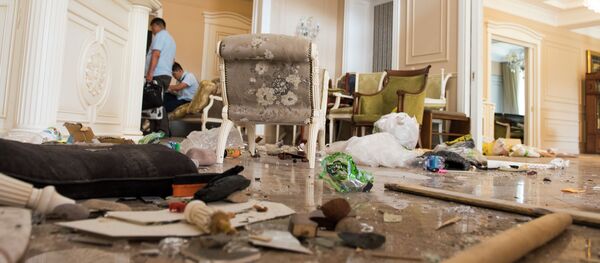 Последствия штурма дома Алмазбека Атамбаева в селе Кой-Таш - Sputnik Кыргызстан