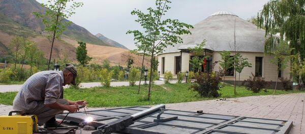 Последствия штурма дома Алмазбека Атамбаева в селе Кой-Таш - Sputnik Кыргызстан