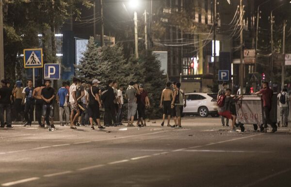 Сторонники А. Атамбаева перекрыли площадь Ала-Тоо в Бишкеке - Sputnik Кыргызстан
