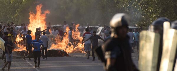 Сотрудник милиции во время столкновений с местными жителями в селе Кой-Таш. Архивное фото - Sputnik Кыргызстан