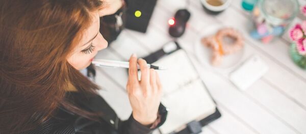 Офисте иштеп жаткан кыз. Архив - Sputnik Кыргызстан