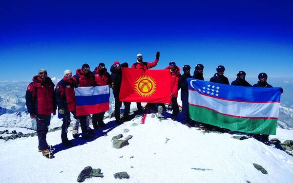 Группа военных альпинистов из Кыргызстана, России и Узбекистана завершила восхождение на пик Ленина - Sputnik Кыргызстан
