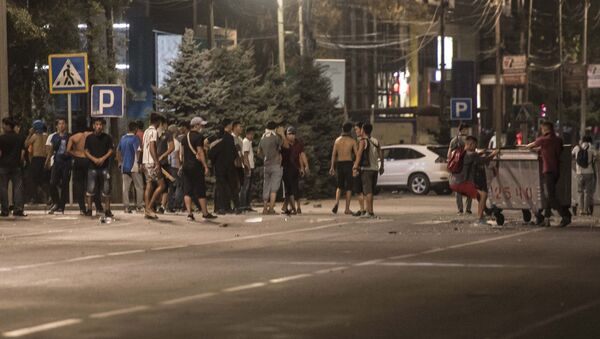 Сторонники А. Атамбаева перекрыли площадь Ала-Тоо в Бишкеке - Sputnik Кыргызстан