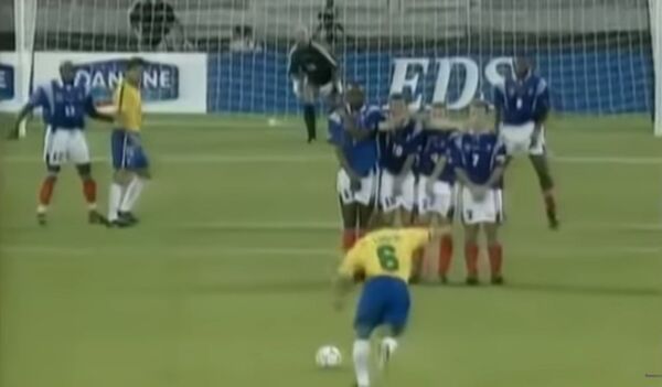 Легендарный футболист повторил гол, нарушающий законы физики, — видео - Sputnik Кыргызстан