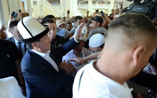Между тем поздравление президента зачитали и перед верующими, которые пришли на айт-намаз, который проходил на старой площади столицы. - Sputnik Кыргызстан