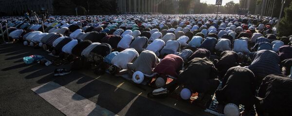 Айт-намаз на Старой площади в Бишкеке. Архивное фото - Sputnik Кыргызстан