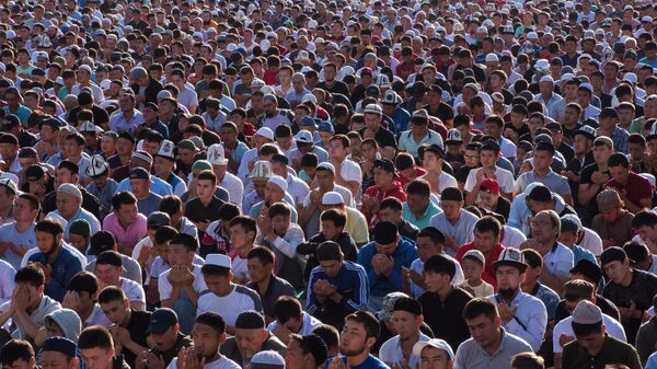 Мусульмане на праздничном намазе. Архивное фото - Sputnik Кыргызстан
