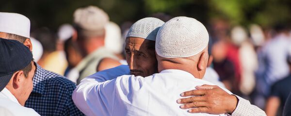 Кишилер Бишкектеги Эски аянтта өткөн айт-намаз учурунда. Архив - Sputnik Кыргызстан