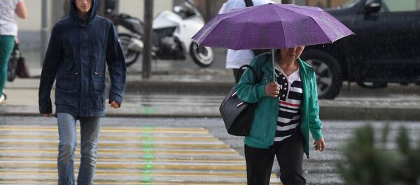 Шаарда кишилер жолду өтүп бара жаткан убакытта. Архив - Sputnik Кыргызстан