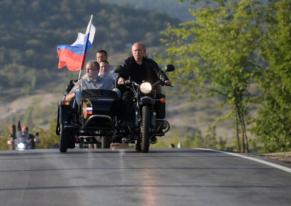Президент РФ В. Путин посетил байк-шоу мотоклуба Ночные волки в Крыму - Sputnik Кыргызстан