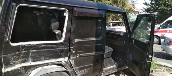 На пересечении улиц Калыка Акиева и Михаила Фрунзе столкнулись Mercedes-Benz G-класс (Гелендваген) и Toyota Wish - Sputnik Кыргызстан