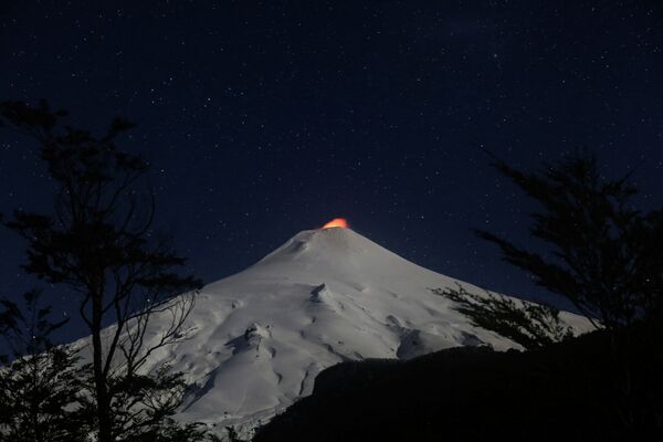 Вулкан Вильяррика в Чили - Sputnik Кыргызстан