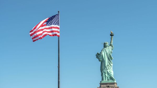 Статуя Свободы в Нью-Йорке и флаг США - Sputnik Кыргызстан