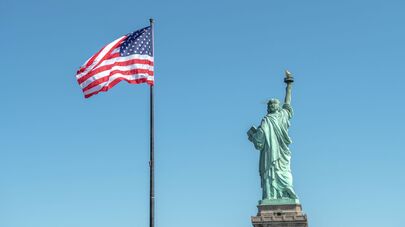 Статуя Свободы в Нью-Йорке и флаг США