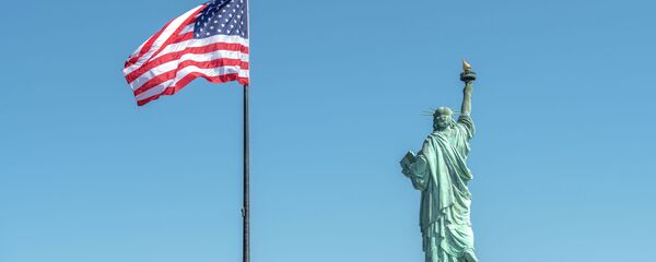Статуя Свободы в Нью-Йорке и флаг США. Архивное фото - Sputnik Кыргызстан