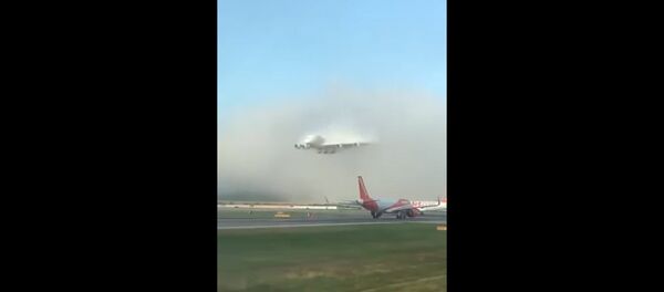 Аэропортто кокусунан пайда болгон учак үрөй учурду. Лондондогу видео - Sputnik Кыргызстан