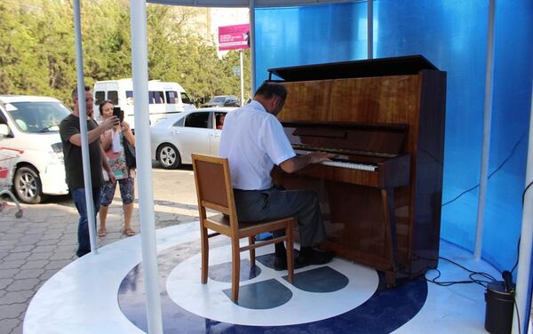 В 7-м микрорайоне Бишкека возле торгового центра Beta Stores 2 открылась площадка Музыка для всех - Sputnik Кыргызстан