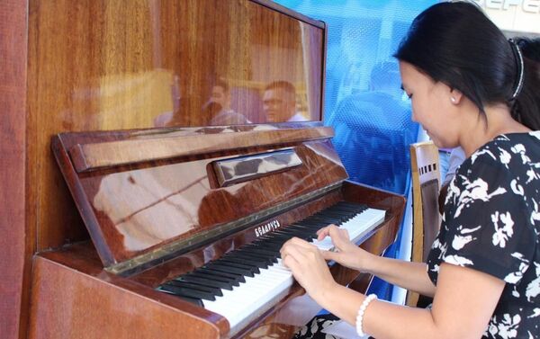 Сотрудники муниципалитета установили беседку и пианино, на котором может сыграть любой желающий. - Sputnik Кыргызстан