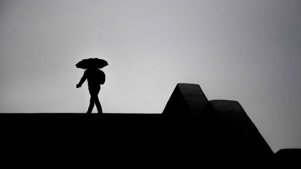 Мужчина с зонтом во время дождливой погоды. Архивное фото - Sputnik Кыргызстан