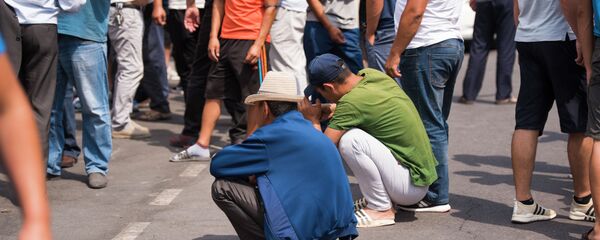 Күтүп отурган адамдар. Архивдик сүрөт Күтүп отурган адамдар. Архивдик сүрөт - Sputnik Кыргызстан