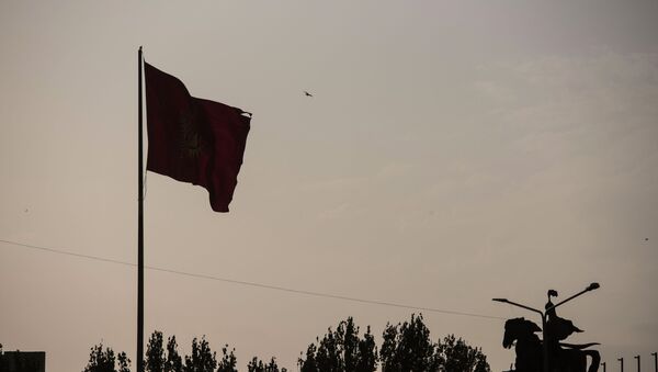 Из-за сильного ветра порвался флаг Кыргызской Республики на площади Ала-Тоо в Бишкеке - Sputnik Кыргызстан