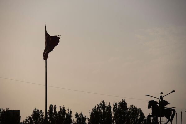 Катуу шамалдан улам Ала-Тоо аянтындагы желек тытылып кетти. Сүрөт - Sputnik Кыргызстан