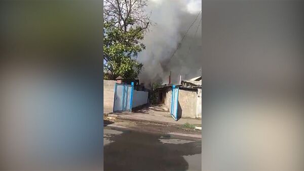 В Бишкеке в жилом доме произошел пожар — видео очевидца - Sputnik Кыргызстан