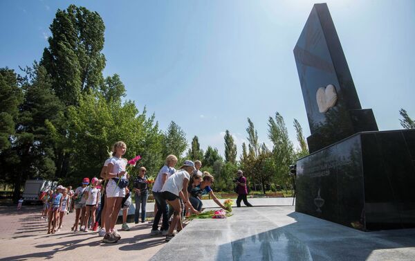 Юные спортсмены из Санкт-Петербурга почтили память блокадников Ленинграда, возложив цветы к памятнику в Бишкеке - Sputnik Кыргызстан