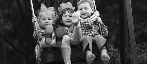 Дети на качелях в санатории Ясная поляна в Крыму. 1976 Дети на качелях в санатории Ясная поляна в Крыму. 1976 - Sputnik Кыргызстан