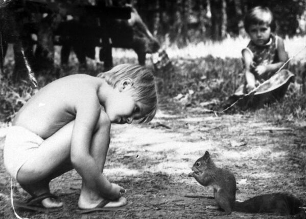 Мальчик с белкой. 1988 - Sputnik Кыргызстан