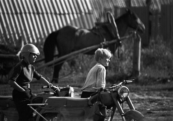 Мальчики на мотоцикле в селе Тойкино Большесосновского района. 1973 - Sputnik Кыргызстан