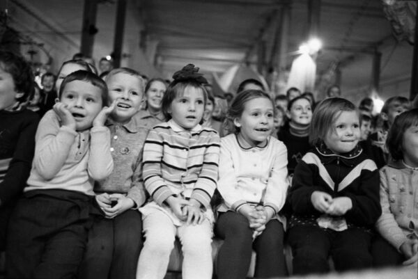 Дети на цирковом представлении в ЦВЗ Манеж в Москве. 1969 - Sputnik Кыргызстан
